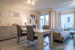 We bevinden ons in het hart van Harelbeke, op wandelafstand van tal van interessante voorzieningen zoals winkels, het station, gezellige cafés, de Leieboorden en de vernieuwde Grote Markt.<br /><br />Het appartement bevindt zich op de eerste verdieping en beschikt over een doordachte en aangename indeling. De gezellige leefruimte geeft rechtstreeks toegang tot het overdekte terras. Aansluitend bevindt zich de open keuken, die uitgerust is met alle nodige toestellen en toegang biedt tot de praktische (was)berging. Achteraan bevindt zich de nachthal met ruimte voor een vestiairekast, die toegang geeft tot de twee slaapkamers, de badkamer met wastafel, bad en douchewand en het aparte toilet.<br /><br />Bij het appartement zijn bovendien een ondergrondse staanplaats, een aparte kelderberging en een gemeenschappelijke fietsenberging inbegrepen.<br /><br />Het appartement is volledig geschilderd en voorzien van stijlvolle, passende lichtarmaturen, waardoor het meteen instapklaar is.<br /><br />Vrij op 01/01/2027.<br />Gemeenschappelijke kosten: €60/maand.<br /><br />Waarom net dit aanbod overwegen?<br /><br />✔ gelegen in centrum<br />✔ goed geïsoleerd<br />✔ uiterst energiezuinig EPC A<br />✔ afgesloten staanplaats <br />✔ kelderberging<br />✔ fietsenparking<br />✔ rustige buurt<br />✔ dicht bij winkels, scholen,...<br /><br />Interesse? -> Vul dan het contactformulier in.