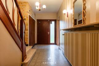 Rust, ruimte en groen komen hier mooi samen. In een zeer rustige en aangename straat in Mariakerke, omgeven door veel groen, bevindt zich deze ruime halfopen woning op een mooi perceel van 644 m².<br /><br />De woning beschikt over maar liefst ca. 202 m² bewoonbare oppervlakte en biedt dankzij haar ruime indeling en vier slaapkamers heel wat mogelijkheden.<br /><br />De woning, oorspronkelijk gebouwd in 1962, werd steeds met zorg onderhouden. De ruime leefruimtes en stevige structuur vormen een uitstekende basis voor wie de woning verder naar eigen smaak wil moderniseren en inrichten.<br /><br />Een absolute troef is de zuidwestgerichte tuin van ca. 340 m². De groene, rustige omgeving zorgen voor een aangename en rustige woonomgeving, terwijl de ruime tuin zelf volop mogelijkheden biedt voor een terras, speelruimte of gezellige momenten met familie en vrienden.<br /><br />De woning beschikt momenteel over vier slaapkamers en een badkamer met inloopdouche. De verwarming werd in 2011 omgeschakeld van mazout naar aardgas. Alle ramen, met uitzondering van de voordeur, zijn voorzien van dubbele beglazing en de zolder werd volledig geïsoleerd.<br /><br />De woning staat momenteel leeg, maar wordt zeer goed onderhouden.