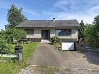 Bent u op zoek naar een woning die u volledig naar eigen smaak kunt renoveren? Deze gelijkvloerse open bebouwing aan de Stokrooieweg 22 in Hasselt biedt heel wat mogelijkheden. Gelegen op een ruim perceel van 10a 08ca geniet u hier van een groene en rustige omgeving, terwijl het centrum van Hasselt, winkels, scholen en belangrijke invalswegen vlot bereikbaar zijn. De nabijheid van Stokrooie, natuurgebieden en recreatiemogelijkheden maakt de ligging extra aantrekkelijk.<br /><br />De woning heeft een bewoonbare oppervlakte van 105 m² volgens het EPC en beschikt over een praktische, volledig gelijkvloerse indeling. Via de inkomhal komt u in de ruime leefruimte, met aansluitend de keuken die uitkijkt op de tuin en rechtstreeks toegang biedt tot het terras en de buitenruimte. Vanuit de leefruimte leidt de nachthal naar twee ruime slaapkamers en een badkamer met ligbad.<br /><br />De inpandige garage biedt praktische parkeergelegenheid en toegang tot de kelder. Doordat de woning volledig onderkelderd is, beschikt u over bijzonder veel opslagruimte en mogelijkheden om een hobby- of werkruimte in te richten. Ook de ruime tuin rondom de woning biedt volop plaats om te ontspannen en van het buitenleven te genieten.<br /><br />Met een EPC-label F valt de woning onder de renovatieverplichting. Dit biedt u de gelegenheid om het geheel grondig te moderniseren, de energieprestaties te verbeteren en de woning af te stemmen op uw eigen woonwensen. Het ruime perceel, de gelijkvloerse indeling en de volledige kelder vormen alvast een veelzijdige basis voor uw renovatieproject.<br /><br />Wilt u het potentieel van deze woning zelf ontdekken? Neem gerust contact op met ons kantoor voor meer informatie of een bezichtiging.