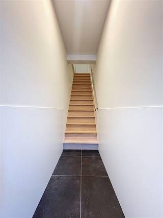 VOLLEDIG GERENOVEERDE, ENERGIEZUINIGE WONING MET GARAGE OP HET GELIJKVLOERS VINDEN WE DE INKOMHAL EN DE RUIME GARAGE MET SECTIONALE POORT.HET...