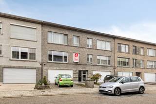 Te koop in Deurne-zuid - een prachtig gerenoveerd appartement gelegen op de eerste verdieping in een kleinschalig gebouw met privatieve parking! Het appartement te koop hier in Deurne beschikt over een goede EPC score en is gelegen in een groene en centrale omgeving!Het appartement te koop hier in Deurne beschikt over volgende indeling:-Inkomhal-Ruime woonkamer op parketvloer -Volledig geïnstalleerde open keuken voorzien van alle toestellen-Badkamer voorzien van inloopdoche, lavabomeubel en toilet -Slaapkamer 1-Slaapkamer 2 met toegang tot achterliggend terras-Inpandige garage waarvan de rechts staanplaats tot het appartement behoortTROEVEN:-Volledig gerenoveerd-Goede EPC score-Parkeerplaats aanwezig-Zeer rustige en groene omgevingBen jij geïnteresseerd in dit vastgoed te koop in Deurne? Aarzel dan niet om ons te contacteren. Het Dewaele vastgoedkantoor van Deurne aan de Turnhoutsebaan staat graag tot uw dienst. Had u graag een gratis schatting van uw eigendom? bel ons voor een vrijblijvend gesprek op 03/666.66.66 of mail naar deurne@dewaele.comStedenbouwkundige inlichtingen : in aanvraagEPC Primeurstraat 17 Deurne: 165 kWh / (m²jaar)
