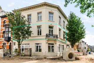 Op de eerste verdieping van een mooie herenwoning bevindt zich dit uitstekend gerenoveerde appartement van ca. 105 m², rustig gelegen met...