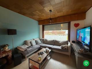 Deze ruime woning is gelegen op een uiterst centrale ligging in één rustige wijk, dit kortbij het centrum, Bosmolens, autosnelweg, winkels en scholen! De ligging is dus uiterst optimaal en centraal! <br />De woning bestaat uit: ruime voortuin - lange oprit - inkomhal - apart toilet - lichtrijke living - keuken - kelder - garage - wasplaats - veranda - terras - tuin - tuinhuis. <br />Op de eerste verdieping nachthal - 3 volwaardige slaapkamers - badkamer. <br />Via een schuiftrap is er toegang tot de geïsoleerde zolder. <br /><br />Troeven:<br />- Geïsoleerd dak en dubbele beglazing<br />- Gunstige ligging in één rustige wijk! <br />- Constructie in beton<br /><br />Breng snel een bezoek en neem contact op met Louis: 0493/401330 - louis@vastgoedsinnaeve.be