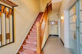 Deze te renoveren woning, gelegen aan Bosstraat 98 in Ternat, biedt een uitstekende opportuniteit voor wie op zoek is naar een woning met potentieel op een strategische ligging. Dankzij de nabijheid van belangrijke invalswegen geniet u van een vlotte verbinding naar omliggende steden, terwijl ook het station en diverse scholen zich op korte afstand bevinden. Dit maakt de ligging bijzonder aantrekkelijk voor gezinnen, pendelaars en investeerders.

De woning is gelegen op een perceel van 2 are en beschikt over een functionele indeling. Bij het betreden van de woning komt u in de inkomhal, die toegang biedt tot de verschillende leefruimtes. De ruime leefruimte geniet van een aangename lichtinval en vormt het hart van de woning, met voldoende plaats voor zowel een zit- als eetgedeelte. Aansluitend bevindt zich de keuken, die volledig naar eigen smaak en noden kan worden vernieuwd. Verder is er nog een praktische kelder aanwezig, ideaal voor stockage.

Op de eerste verdieping bevinden zich drie volwaardige slaapkamers, die tal van mogelijkheden bieden voor een gezin, bureau of hobbyruimte. De badkamer is eveneens op deze verdieping terug te vinden en kan volledig gemoderniseerd worden. De zolderverdieping biedt bijkomend potentieel en kan, mits de nodige aanpassingen, worden ingericht als extra slaapkamers, bureau of polyvalente ruimte.

Kortom, deze woning is de perfecte kans voor wie een renovatieproject zoekt met tal van mogelijkheden, waarbij u de woning volledig naar eigen smaak en hedendaags comfort kan omvormen. Dankzij de centrale ligging en de praktische indeling vormt dit pand een interessante investering met toekomstwaarde.
Michael@immoaccenta.be