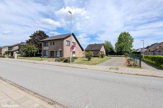 RUIME GEZINSWONING MET VIER SLAAPKAMERS, DUBBELE GARAGE EN RUIME TUIN NABIJ HET CENTRUM VAN HASSELT<br /><br />Deze gezinswoning bevindt zich aan de Parkstraat 44 te Alken, op minder dan 15 minuten rijden van het bruisende centrum van Hasselt. De woning geniet van een rustige ligging, terwijl alle dagelijkse voorzieningen zoals winkels, scholen, eetgelegenheden en het station zich in de nabije omgeving bevinden. Bovendien geniet u van een vlotte verbinding naar omliggende steden zoals Hasselt, Sint-Truiden en Bilzen. Ook de op- en afritten van de snelweg bevinden zich op minder dan 10 minuten rijden.<br /><br /><span>De indeling van de woning is als volgt:</span><br /><span>GELIJKVLOERSE VERDIEPING:</span><br /><span>- Inkomhal.</span><br /><span>- Gastentoilet.<br />- Berging.<br />- Multifunctionele ruimte</span><br /><span>- Woonkamer met zit- en eetgedeelte.<br />- Keuken. De keuken is voorzien van een inbouwkoelkast, gasfornuis met afzuigkap, oven, microgolfoven, een vaatwasser en een praktische berging met aansluiting voor een wasmachine.</span><br /><span>- Lichtrijke veranda.<br />- Terras met aansluitend de ruime tuin.<br />- Ruime dubbele garage, voorzien van een kelder en een zolder.</span><br /><br /><span>EERSTE VERDIEPING:</span><br /><span>- Nachthal.</span><br /><span>- 4 slaapkamers.</span><br /><span>- Badkamer. De badkamer is voorzien van een lavabo, douche.</span><br /><span>- Berging.</span><br /><br /><span>De woning is beschikbaar vanaf 01/09/2026.</span><br /><br /><span>Daarnaast beschikt de woning over een ruime oprit, een tuin en een tuinhuis.</span><br /><br /><span>Wilt u graag een bezichtiging inplannen voor deze ruime gezinswoning nabij het centrum van Hasselt? Contacteer ons dan vrijblijvend via info@matisimmo.be.  </span><br /> 