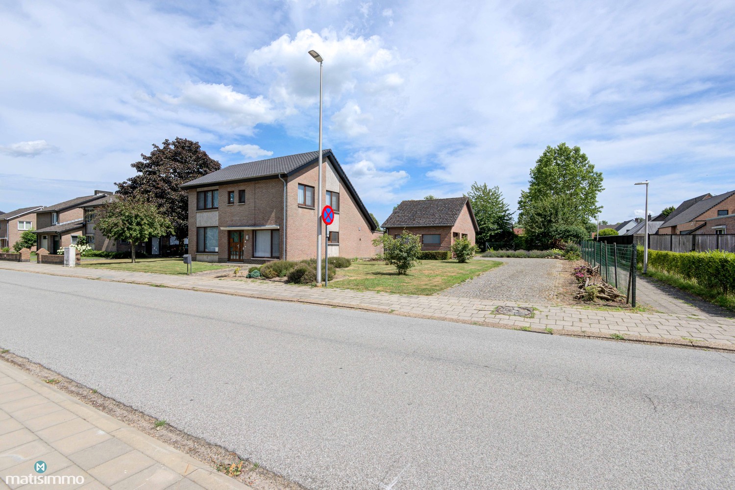 RUIME GEZINSWONING MET VIER SLAAPKAMERS, DUBBELE GARAGE EN RUIME TUIN NABIJ HET CENTRUM VAN HASSELT - foto 2
