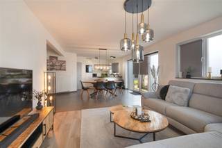 <p>Vous êtes à la recherche d'un bel appartement de 2 chambres à coucher à Zwijnaarde ? Nous avons exactement ce qu'il vous faut !</p><p>L'appartement est situé dans la Zandvoordestraat à Gand, un quartier agréable et facile d'accès au centre-ville. Dans les environs, vous trouverez de nombreux magasins, écoles, transports publics et toutes les commodités nécessaires. De plus, vous bénéficiez ici d'une excellente accessibilité grâce à la proximité des grands axes routiers et de la gare de Gand-Saint-Pierre. Grâce à cette situation favorable, l'appartement combine le confort d'une vie tranquille avec la proximité d'une vie urbaine animée - idéal pour ceux qui veulent une vie pratique et centrale.</p><p><strong>Layout:</strong><br />En entrant, vous pénétrez dans le hall d'entrée spacieux, qui donne accès à l'espace de vie lumineux avec une cuisine ouverte. Une pièce de rangement pratique se trouve à côté de la cuisine. Le hall d'entrée mène ensuite à deux chambres spacieuses et à une salle de bains confortable.</p><p>L'appartement dispose également d'une place de parking souterrain qui peut être achetée pour <strong>25 000 €</strong> supplémentaires.</p><p>N'hésitez pas à nous contacter<strong>pour</strong> plus d'informations ou pour planifier une visite.</p>