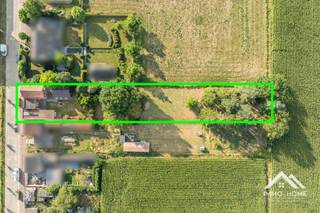 Deze te renoveren woning is gelegen op een perceel van maar liefst 1500 m² in een prachtige landelijke omgeving. Het huis bestaat op het gelijkvloers uit twee helften : links vinden we twee grote leefruimtes, en aan de andere kant van de centrale gang is er een leefkeuken met zicht op de tuin. Op de eerste verdieping is er rond de overloop voorzien in drie slaapkamers. Achteraan het pand zijn er nog meerdere bijgebouwen in gebruik als opslagruimte, en die is er ook in de grote garage aan de rechterkant van de woning. Een fantastische troef bij het pand is de gigantische tuin, met rondom agrarisch uitzicht. Dat zicht heb je trouwens ook aan de voorzijde van de woning. Dit is zonder twijfel een mooie opportuniteit voor iemand die op zoek is naar een renovatieproject in een prachtige landelijke omgeving. Inschrijven via mail naar Tommy@immo-home.be, geen telefonische inschrijvingen! Volg ons op Fb en Insta. Voor meer info: www.immo-home.be. GRATIS SCHATTING & GRATIS FINANCIEEL ADVIES