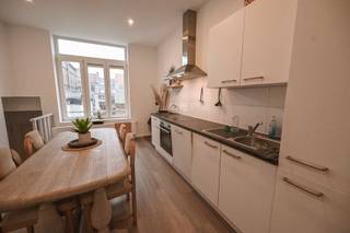 In de mooie Bel-époque wijk te Oostende, op boogscheut shopping, strand en openbaar vervoer vindt u dit compleet gerenoveerd duplex appartement terug. <br />Deze kleinschalige residentie werd volledig gerenoveerd volgens de regels der kunst. Op de derde verdieping bevindt zich deze ruime en lichtrijke woonentiteit terug. Deze omvat een woonkamer met vele raampartijen, open volledig ingerichte keuken, berging met voorziening wasmachine, apart toilet, 2 slaapkamers en moderne badkamer met instapdouche. <br />Als kers op de taart beschikt dit pareltje over een gezellig dakterras.<br /><br />Appartement is momenteel verhuurd aan €870 + €35, met de mogelijkheid om het huurcontract stop te zetten.<br />Ideaal als investering of voor eigen gebruik.<br /><br />Maak nu uw afspraak via michiel@vastgoedvanhoye.be - 059/43.43.00