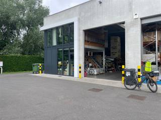 <p>Unité pour PME à PARK BAEKELAND, à l'angle de la Lieven Gevaertstraat et de la Vloeiende.<br />Situation très centrale, accès facile au port d'Anvers et aux entrées et sorties d'autoroute.<br />Ce local pour PME comprend un entrepôt au rez-de-chaussée avec sanitaires, ainsi qu'une mezzanine avec un bureau aménagé et une kitchenette.<br />Équipements : électricité et eau, verrière, sol en béton poli, grande porte sectionnelle électrique à l'avant et à l'arrière. 3 places de parking.<br />Installation de panneaux solaires de 12 kW.<br />Loyer : 1 800,00 euros/mois + TVA + charges<br />Renseignements/visite : 03 283 83 00 - noord@sinjoor.be</p>