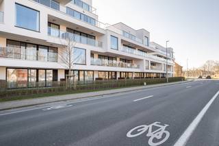 <strong>Te koop in Veurne</strong> - Moderne assistentieflat in Residentie Zuidburg <br /><br /><strong>Indeling</strong>: <br />Volledig ingerichte open keuken met leefruimte en een slaapkamer met gemakkelijke doorgang naar de badkamer. Terras met zicht op de binnentuin. <br /><br /><strong>Voor wie: </strong><br />Ideaal alternatief voor iemand die wat ouder wordt, maar toch zelfstandig wil wonen met de nodige extra hulp ter beschikking. <br /><br />Te vermeerderen met <strong>12% BTW. </strong><br /><br /><strong>Troeven: </strong><br />- Ligging nabij centrum Veurne <br />- Openbaar vervoer op wandelafstand <br />- Winkels op wandelafstand <br />- Overal een gemakkelijke toegang met rollator of rolstoel <br />- Aanwezigheid van Brasserie, kapsalon, fitness, polyvalente ruimte en bibliotheek in de residentie <br /><br /><strong>Interesse</strong>? Bel ons via 058 31 58 58 of mail ons via info@eravandenbussche.be