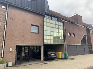 Ruim gelijkvloers appartement met 2 slaapkamers en gezellige koer. EPC: 184 kWh/m²/jaar. Beschikbaar: 01/06/2026Ligging: Gelijkvloers appartement...