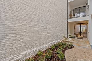 Gerenoveerd, bemeubeld luxe appartement met tuin op het hippe Zuid.<br /><br />Aparte inkomhal met veiligheidsdeur. Vooraan woon- en leefruimte met nieuwe en kwaliteitsvolle visgraat parket. Een oase aan natuurlijk licht.<br />Moderne en praktische open keuken voorzien van kwaliteitsvolle AEG toestellen : inductiekookplaat, oven, koelkast, vriezer, ingebouwde vaatwasser en wijnkoeler. De keuken is afgewerkt met natuursteen werkblad en een strak design kraanwerk. Er is een aparte berging voorzien met de nodige aansluitingen voor wasmachine en droogkast. <br /><br />2 Volwaardige slaapkamers aan de achterzijde van het gebouw. <br />Klassevolle badkamer voorzien van dubbele wastafel en grote inloopdouche, zorgvuldig afgewerkt met hoogwaardige materialen. Apart gastentoilet met handenwasser. <br /><br />Last but not least prachtige stadstuin van 30m², genieten van je eigen groene omgeving, midden in de stad ! <br /><br />Beschikbaar per 1 oktober. Lage onkosten. Aparte meters.