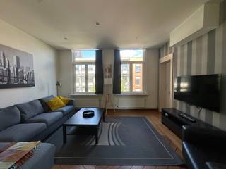 <p>Quares - Group TREVI presenteert :<br />Gemeubeld appartement met 2 slaapkamers op een ware TOPlocatie! <br /><br />Dit appartement bevindt zich op de tweede verdieping van een herenhuis en is bereikbaar met de trap. Via de hal komt u in de zeer ruime leefruimte. Vanuit de leefruimte betreedt u de eerste slaapkamer met ingebouwde kasten. Aan de achterzijde links van de eetkamer is de tweede slaapkamer aanwezig. Vanuit de eetkamer kan u naar de keuken gaan. Deze keuken is voorzien van een gasvuur, een oven en een afwasmachine. Tenslotte is er nog een badkamer met een ligbad. Op de gelijkvloers is er een fietsenstalling aanwezig.<br />Dit prachtige appartement is gelegen op het bruisende Zuid, deze buurt is met zijn aangename sfeer en gezellige restaurants en cafés dé ideale plaats om te vertoeven. Beschikbaar vanaf 01/09/2026.<br /><br />Extra:<br />- Volledig bemeubeld appartement<br />- ALL INCLUSIEF FORMULE 375 €/maand (gemeenschappelijke kosten, water, gas, elektriciteit, internet en tv)<br />- Minimum 1 jaar contract<br />- 3 maanden huurwaarborg</p>
<p><span> </span></p>
<p><span><br /><br /></span></p>