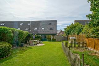 In een rustige buurt van Bredene, vlak bij de Spuikom, vinden we deze halfopen bebouwing op een perceel van 535 m². De woning werd door de jaren...