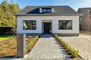<em><strong>Een instapklare woning waar ruimte, stijl en hedendaags wooncomfort naadloos samenkomen!</strong></em><br /><br />Welkom op de Heirbaan 298 in Rekem (Lanaken), waar deze volledig gerenoveerde vrijstaande woning meteen weet te overtuigen met haar stijlvolle afwerking, doordachte indeling en hedendaagse voorzieningen. Met drie slaapkamers, twee badkamers en een royaal perceel van maar liefst 13a 12ca biedt deze woning alle troeven voor wie op zoek is naar comfortabel wonen, zonder nog renovatiewerken te moeten uitvoeren.<br /><br />Van de prachtige keuken met kookeiland tot de ruime, omheinde tuin: hier werd volop ingezet op woonkwaliteit en comfort. Een woning die helemaal klaar is voor haar nieuwe bewoners!<br /><br /><strong>Rustig wonen met alles binnen handbereik</strong><br />De woning is gelegen aan de Heirbaan in het geliefde Rekem, een aangename deelgemeente van Lanaken. Dankzij de gunstige ligging geniet u van een vlotte verbinding met de omliggende gemeenten en bevinden tal van dagelijkse voorzieningen zich binnen handbereik. Hier woont u op een praktische locatie, met alle mogelijkheden om volop van uw thuis te genieten.<br /><br /><strong>Een stijlvolle thuis met oog voor detail</strong><br />Bij het betreden van de woning wordt u verwelkomd in de inkomhal, die toegang biedt tot het afzonderlijke gastentoilet en de lichtrijke leefruimte.<br /><br />De woonkamer vormt een aangename plek om thuis te komen en biedt voldoende mogelijkheden voor het creëren van een gezellige zithoek en eetplaats. Dankzij de aanwezige vloerverwarming geniet u hier van een aangenaam binnenklimaat, terwijl de airconditioning op warme dagen voor de nodige verkoeling zorgt.<br /><br />De absolute blikvanger? De prachtige, volledig uitgeruste keuken!<br />Aan de achterzijde van de leefruimte bevindt zich de stijlvolle keuken, waar uitstraling en functionaliteit perfect samengaan. Het royale kookeiland met stenen werkblad vormt het hart van deze ruimte en nodigt uit tot gezellige kookmomenten. De keuken is uitgerust met een inductiekookplaat, spoelbak, vaatwasser, koelkast en maar liefst twee combi-ovens. De luxueus afgewerkte koffienis vormt een bijzonder stijlvol detail dat het geheel helemaal afmaakt.<br /><br />Ook op het vlak van indeling heeft deze woning heel wat te bieden. Zo bevindt zich op het gelijkvloers een volwaardige slaapkamer met rechtstreeks toegankelijke privébadkamer, uitgerust met een dubbele wastafel met stenen blad, ligbad en comfortabele inloopdouche. Een bijzonder praktische voorziening die gelijkvloers wonen mogelijk maakt.<br /><br />Daarnaast beschikt deze verdieping over een afzonderlijke berging/wasruimte met aansluitingen voor de wasmachine en droogkast.<br /><br />Via de trap in de inkomhal bereikt u de eerste verdieping. Hier geeft de nachthal toegang tot twee bijkomende slaapkamers en een tweede badkamer, voorzien van een wastafel, inloopdouche en toilet. Beide slaapkamers zijn bovendien uitgerust met airconditioning, wat zorgt voor extra comfort tijdens de warmere maanden.<br /><br />Tot slot is de woning gedeeltelijk onderkelderd en beschikt u zo over bijkomende bergruimte.<br /><br /><strong>Een royale tuin om volop van het buitenleven te genieten</strong><br />Het perceel van maar liefst 1.312 m² zorgt voor een heerlijk gevoel van ruimte. Aansluitend aan de woning bevindt zich een aangelegd terras, ideaal voor gezellige zomeravonden, een uitgebreid diner in de buitenlucht of een ontspannen koffiemoment.<br /><br />De ruime tuin strekt zich ver naar achteren uit en biedt volop mogelijkheden voor tuinliefhebbers, spelende kinderen of iedereen die graag van het buitenleven geniet. Dankzij de aanwezige omheining vormt de tuin bovendien een aangename, afgebakende buitenruimte.<br /><br /><strong>Gerenoveerde woning met aandacht voor de toekomst</strong><br />Deze woning onderging recent een grondige renovatie waarbij niet alleen aandacht werd besteed aan de uitstraling, maar ook aan het hedendaagse wooncomfort en de energievoorzieningen. Zo werd er een nieuw dak geplaatst en geïsoleerd en werden de ramen vernieuwd. Daarnaast werd geïnvesteerd in een lucht-waterwarmtepomp, vloerverwarming op het gelijkvloers en airconditioning in zowel de woonkamer als de drie slaapkamers. Dankzij deze investeringen geniet u van een hedendaagse woning waarin comfort en functionaliteit centraal staan.<br /><br /><strong>De troeven van deze woning op een rij</strong>
<ul>
	<li>Vrijstaande woning op een royaal perceel van 13a 12ca</li>
	<li>Gelegen in het geliefde Rekem (Lanaken)</li>
	<li>Recent volledig en stijlvol gerenoveerd</li>
	<li>Drie volwaardige slaapkamers, elk voorzien van airconditioning</li>
	<li>Twee ingerichte badkamers en twee toiletten</li>
	<li>Luxueuze keuken met kookeiland, stenen werkblad en koffienis</li>
	<li>Slaapkamer met ensuite badkamer op het gelijkvloers</li>
	<li>Vloerverwarming op het gelijkvloers</li>
	<li>Lucht-waterwarmtepomp en nieuw geïsoleerd dak</li>
	<li>Aangelegd terras en omheinde tuin</li>
	<li>Gedeeltelijk onderkelderd</li>
	<li><span>EPC-label: B</span></li>
</ul>
<br />Wordt dit uw nieuwe thuis in Rekem?<br /><br />Bent u op zoek naar een instapklare woning waar stijl, ruimte en hedendaags comfort samenkomen? Dan is deze prachtig gerenoveerde woning aan de Heirbaan beslist een bezoek waard!<br />Ontdek zelf de mogelijkheden en laat u verrassen tijdens een persoonlijke rondleiding.<br /><br />Neem gerust contact op met Immo Verslegers via <span><strong>+32 (0)89 23 44 22</strong></span> of <span><strong>info@immoverslegers.be</strong></span>. Wij helpen u graag verder!