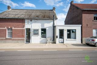 In het rustige Schakkebroek vinden we dit handelspand terug op een perceel van 71ca.Dankzij de compact indeling leent het zich uitermate tot gebruik...