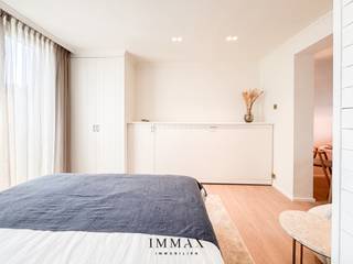 Cet appartement lumineux avec vue dégagée est idéalement situé près de la Zoutelaan et de l'IJzerpark à Knokke. Il comprendun espace de vie avec...