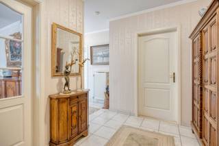 <p><span>INSTAPKLAAR APPARTEMENT MET 3 SLAAPKAMERS, LIFT EN TERRAS</span></p><p><span>Gelegen in het centrum van Willebroek met de mogelijkheid tot de aankoop van een ruime garage.</span></p><p><span> </span></p><p><span>Gelegen op de 2de verdieping, bereikbaar via een lift : inkomhal, badkamer met ligbad / lichtrijke en ruime leefruimte (8m x 4,2m) met zon-gericht terras / ingerichte keuken met berging, wasplaats / 3 slaapkamers / terras met buitenberging / aparte wc.</span></p><p><span> </span></p><p><span>Zeer goed onderhouden en onmiddellijk beschikbaar. </span></p><p><span> </span></p><p><span>Aankoop van een ruime garage is mogelijk : prijs op aanvraag</span></p>
