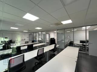 Dit veelzijdige kantoorgebouw van 505 m² biedt een ideale werkomgeving dankzij een combinatie van functionaliteit en bereikbaarheid. De...
