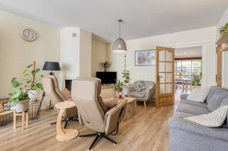 Dans un endroit central et calme (à proximité des écoles, des supermarchés, des routes d'accès...), nous trouvons cette maison étonnamment spacieuse et bien entretenue avec 3 chambres et un joli jardin orienté plein sud !Cette belle maison a la disposition suivante :Rez-de-chaussée :- Hall d'entrée spacieux avec toilettes invités- Espace de vie lumineux avec vue sur le magnifique jardin paysager- Cuisine entièrement équipée avec cellier- Garage intérieur avec espace de rangement supplémentaire- Rangement/buanderie- Jardin plein sud attrayant et bien entretenuPremier étage : - Hall de nuit- 3 chambres exceptionnellement spacieuses- Salle de bain avec baignoire et lavaboSous-sol et grenier :- possibilité d'ajouter 2 chambres dans le grenier ou d'utiliser un espace de rangement supplémentaireVous souhaitez plus d'informations ou une visite ? Alors contactez rapidement le gestionnaire de fichiers : Mathias Lauwyck (+32 472 18 39 90) ou mathias.lauwyck@dewaele.com !