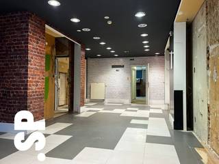 Het pand heeft de volgende indeling: Ruime commerciële ruimte (44,6m²), berging (5,1m²), een bureauruimte (10,26m²), apart toilet en een ingerichte keuken (kasten, dampkap, keramisch kookvuur, dubbele spoelbak, microgolf; 11,69m²).<br /><br />Het gelijkvloers is uitgerust met een anti inbraak rolluik, een airco en een mogelijkheid voor het ophangen van een spandoek. Achteraan het gebouw is er nog een tuinberging voor eventuele opslag en 2 autostaanplaatsen aanwezig. Het pand heeft ook nog een kelder die gebruikt kan worden als opslagruimte.<br /><br />Bovenaan zijn er twee residentiële verdiepen aanwezig die momenteel niet worden gebruikt. Deze verdiepen zijn te renoveren. Het pand kan geschikt zijn voor gemengd gebruik. (Oppervlakte residentiële gedeelte (80m²) niet opgeteld bij de totale oppervlakte). <br /><br />Het pand is geschikt voor volgende doeleinden: stockage, winkelruimte, burelen, vrije beroepen, etc. <br /><br />- Energielabel E<br />- CV = Aardgas<br />- Veiligheidsrolluiken voorzien aan de binnenkant!<br /><br />Voor bijkomende inlichtingen of een bezoek ter plaatse kan u steeds vrijblijvend contact opnemen met Immo S|P op het nummer 014/59.10.20. of via info@immosp.be.