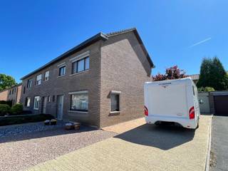 Deze perfect onderhouden woning ligt op toplocatie: aan de rand van het centrum en op 100 meter van de expressweg af. Vlotte verbindingen...