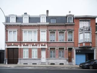 In de Oswald Ponettestraat vind je deze ruime en karaktervolle herenwoning met ca. 314 m² bewoonbare oppervlakte op een perceel van ± 300 m². Een woning die uitblinkt door haar doordachte indeling, lichtinval en veelzijdigheid.

Het gelijkvloers biedt twee grote leefruimtes, aangevuld met twee multifunctionele ruimtes die rechtstreeks uitgeven op het terras en de tuin. Ideaal als bureau, praktijkruimte, wasplaats, berging, extra leefruimte of zorgunit. Op dit niveau zijn ook een badkamer en een apart toilet aanwezig. Dankzij deze indeling is de woning perfect geschikt voor vrij beroep, kangoeroewonen, zorgwonen of wonen-werken.

De eigenlijke woonverdieping bevindt zich op het eerste verdiep en vormt het warme hart van de woning: een ruime open leefruimte met open haard, waar living, eetkamer en keuken naadloos in elkaar overlopen, aangevuld met een slaapkamer en een badkamer. Vanuit deze verdieping heb je toegang tot een terras met zicht op de tuin.

Op het tweede verdiep bevinden zich drie volwaardige slaapkamers en een derde badkamer.
Daarnaast is er nog een ruime zolder die verder kan ingericht worden.

Achteraan geniet je van een gezellige stadstuin. Een woning met karakter, ruimte en uitzonderlijke flexibiliteit, op wandelafstand van het centrum van Ronse.

Laat je verrassen tijdens een bezoek ter plaatse en ontdek zelf het enorme potentieel van deze unieke herenwoning.