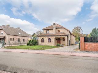 Deze gezinswoning is gelegen aan de rand van natuurgebied DE MELBERG op een steenworp van het centrum van Genk. Via de Zuiderring is de woning...
