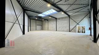 Nieuwbouw KMO-unit met een oppervlakte van 334 m² te huur, uitstekend gelegen nabij de bedrijvige Assesteenweg met een vlotte verbinding naar de...