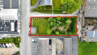 <p>Interessant perceel bouwgrond te koop nabij het centrum van Desselgem en gelegen aan de invalswegen van Waregem. Het perceel is bestemd voor zowel open- als twee halfopenbebouwingen (koppelbouw). De bouwstijl en manier van bouwen is volledig vrij te bepalen.</p>

<p>De voorschriften voor het perceel zijn de volgende:</p>

<ul><li>Twee bouwlagen en hellend dak</li><li>Bouwdiepte gelijkvloers 15 m</li><li>Bouwdiepte verdieping 12 m</li><li>Zijdelingse vrije strook van 3 m</li><li>Voorbouwlijn van aanpalende percelen volgen</li><li>Bij halfopen bebouwing gevelbreedte min. 7 m</li><li>Bijgebouw mogelijk - max 40 m² en ondergeschikt aan de woonfunctie</li></ul>

<p>Wenst u meer informatie omtrent dit interessant perceel? Aarzel niet en neem snel contact met ons op!</p>