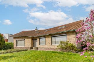 Ruimte, licht en mogelijkheden: veelzijdige woning op een royaal perceel met westgerichte tuinWie op zoek is naar een woning met ademruimte én...