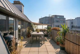Located on the fourth floor and accessible by elevator, this apartment is entered via a well-maintained entrance hall. The hall opens onto a...