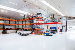 Functioneel en instapklaar bedrijfsgebouw (520m²) bestaande uit 450 m² opslagruimte, waarvan 70 m² mezzanine en 70m² kantoor. Het magazijn heeft een vrije hoogte (midden) van 7,5 meter en is toegankelijk via een sectionale poort zowel aan de voorzijde als aan de achterzijde, en een afzonderlijke toegangsdeur. Verder is de geïsoleerde loods voorzien van o.a. een epoxy vloer, lichtstraat, LED-verlichting en aansluiting van nutsvoorzieningen (water, elektriciteit (36A- 3 fasig 400 V), distributie, telefonie en internet). Warme luchtblazers op mazout in het magazijn. Aanwezigheid van zonnepanelen, airconditioning, camerabewaking en smart home-sturing tillen het gebouw naar een hoger niveau qua energiebeheer en veiligheid. Naast de opslagruimte is er nog een kantoor van 70 m² voorzien met keuken en sanitaire voorziening. Het terrein is volledig afgesloten met een schuifpoort en biedt voldoende ruimte voor parkeren, manoeuvreren en stockage.<br /><br />Het terrein geniet van een vlotte bereikbaarheid dankzij de centrale ligging op minder dan 5 minuten van de N35 en op slechts 6 km van de oprit van de E17 (afrit Deinze). Via de nabijgelegen N43 (Kortrijksesteenweg) zijn ook Gent, Waregem en Kortrijk snel bereikbaar.<br /><br />Contacteer PANORAMA B2B voor bijkomende inlichtingen, plannen of een vrijblijvend plaatsbezoek via 09 219 90 20.