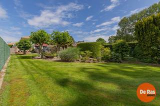 BEZOEKDAG ZATERDAG 1 AUGUSTUS VANAF 10U (ENKEL OP AFSPRAAK!!)<br />SINT-LIEVENS-HOUTEM - Spaanse villa met zwembad <br /><br />Droomt u van een woning met een permanente vakantiesfeer? Dan zal deze unieke villa in Sint-Lievens-Houtem u meteen weten te bekoren. Gelegen op een ruim perceel van maar liefst 2.151 m² combineert deze eigendom royale leefruimtes, hedendaags comfort en een prachtig aangelegde tuin met zwembad.<br /><br />De woning beschikt over een ruime bewoonbare oppervlakte van circa 250m² en biedt een bijzonder praktische indeling. Via de inkomhal bereik je zowel toilet, garage als de leefkamer. <br />De keuken is volledig ingericht en heeft een bijkomende keukenberging/wasplaats. <br /><br />Buiten waant u zich in een zuiders vakantieoord. De tropisch aangelegde tuin vormt samen met de gezellige patio, het zwembad, de pergola en de jacuzzi een unieke plek om te ontspannen en te genieten met familie en vrienden. <br />De parktuin met bijgebouwen maakt dit tot een compleet aanbod. <br /><br />Ook op vlak van energie en technologie scoort deze woning goed dankzij de aanwezigheid van zonnepanelen, een thuisbatterij en een laadpaal voor elektrische voertuigen.<br /><br />Troeven:<br />- 3 slaapkamers en 2 badkamers<br />- Vernieuwde badkamer op het gelijkvloers<br />- Ruime inpandige garage<br />- Deels onderkelderd en voorzien van kruipkelder<br />- Tropische tuin met patio, zwembad, jacuzzi en pergola<br />- Bijgebouw van 46 m² als buitengarage, opberg en technieken. <br />- Unieke zuiderse architectuur met uitgesproken karakter<br /><br />Voor meer informatie of een bezoek, kan u ons steeds contacteren: 053/60.65.60.