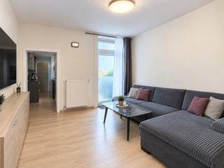 <br /><br />Deze verzorgde stadswoning is gelegen in de Veldstraat, op een uitstekende locatie in het centrum van Kortrijk. Dankzij de centrale ligging bevinden winkels, horeca, scholen, openbaar vervoer en andere dagelijkse voorzieningen zich op korte afstand.<br />De woning beschikt over een gezellige en lichtrijke leefruimte. De grote raampartijen zorgen voor een aangename natuurlijke lichtinval en maken van de leefruimte een fijne plek om te wonen.<br />Aansluitend vinden we de praktisch ingerichte keuken, die optimaal gebruikmaakt van de beschikbare ruimte. De keuken is voorzien van voldoende werk- en opbergruimte en vormt een functioneel geheel met de rest van de woning.<br />De woning beschikt over drie slaapkamers. De kamers zijn verzorgd afgewerkt. De slaapkamer op de bovenste verdieping geniet dankzij het dakvenster van een mooie lichtinval.<br />De verzorgde badkamer is uitgerust met een inloopdouche, wastafelmeubel, toilet en handdoekradiator. Het dakvenster zorgt ook hier voor extra natuurlijk licht.<br />Verder beschikt de woning over een praktische kelderberging en een compacte buitenruimte, een aangename extra in het hart van de stad.<br />De woning is momenteel verhuurd aan €800 per maand, goed voor een jaarlijkse huurinkomst van €9.600. Hierdoor is dit een interessante opportuniteit voor wie op zoek is naar een bestaande opbrengsteigendom in het centrum van Kortrijk.<br />Met een EPC-label B en een EPC-score van 175 kWh/m² jaar beschikt de woning bovendien over een gunstige energieprestatie.<br />