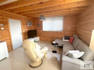 Deze woning straalt niet alleen warmte uit maar scoort ook uitstekend op vlak van energiezuinigheid.<br /><br />Bij binnenkomst betreden we de inkomhal, voorzien van een apart gastentoilet. Vanuit hier wandel je verder naar de ruime leefruimte die aansluit op een volledig uitgeruste keuken.<br />Aangrenzend vind je een praktische, ruime berging die tevens perfect dienst doet als wasplaats.<br />De woning beschikt over twee fraai slaapkamers, slim gepositioneerd aan weerszijden van de badkamer.<br />Bovendien biedt de woning een zolderruimte van maar liefst 60 m², toegankelijk via een zolderluik, ideaal als opslagruimte.<br /><br />Met een energieverbruik van slechts 7,46 kWh/m² behaalt deze woning een indrukwekkend EPC-label A. Extra troeven zijn de zonnepanelen met een piekvermogen van 4845 Wp, vloerverwarming voor optimaal comfort en elektrische rolluiken die het moderne woonplezier vervolledigen net zoals de airco in de leefruimte en slaapkamers. Daarnaast werken de toiletten volledig op regenwater.<br /><br /><em><span>*De vermelde oppervlaktes zijn indicatief. JM Vastgoed kan niet aansprakelijk gesteld worden voor eventuele afwijkingen in de verstrekte gegevens.</span></em>