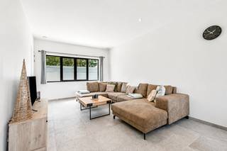 Deze verrassend ruime rijwoning werd met oog voor kwaliteit gerenoveerd en is volledig instapklaar. De gezellige leefruimte sluit naadloos aan op de open, volledig uitgeruste keuken, waardoor een aangename woonomgeving ontstaat. Verder beschikt de woning over een praktische kelder, een handige wasberging, drie volwaardige slaapkamers en twee verzorgde badkamers, ideaal voor gezinnen of wie graag extra ruimte heeft. Dankzij de uitstekende energiescore, conforme elektriciteit, vloerverwarming op het gelijkvloers en moderne technieken geniet u hier van een energiezuinige en comfortabele thuis. Als extra troef wordt de woning volledig gemeubeld verkocht, zodat u meteen kunt verhuizen of zorgeloos kunt verhuren.<br />EPC: 81 kWh/m² - UC:3771498 ~ Vg, Wg, Gvk, Gvv, Gmo ~ Ref. MI24602