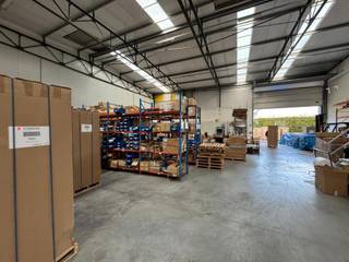 Entrepôt avec espace de bureau à louer à Erembodegem, bénéficiant d’un excellent accès à l’E40.L’espace de stockage se compose de deux unités pouvant...