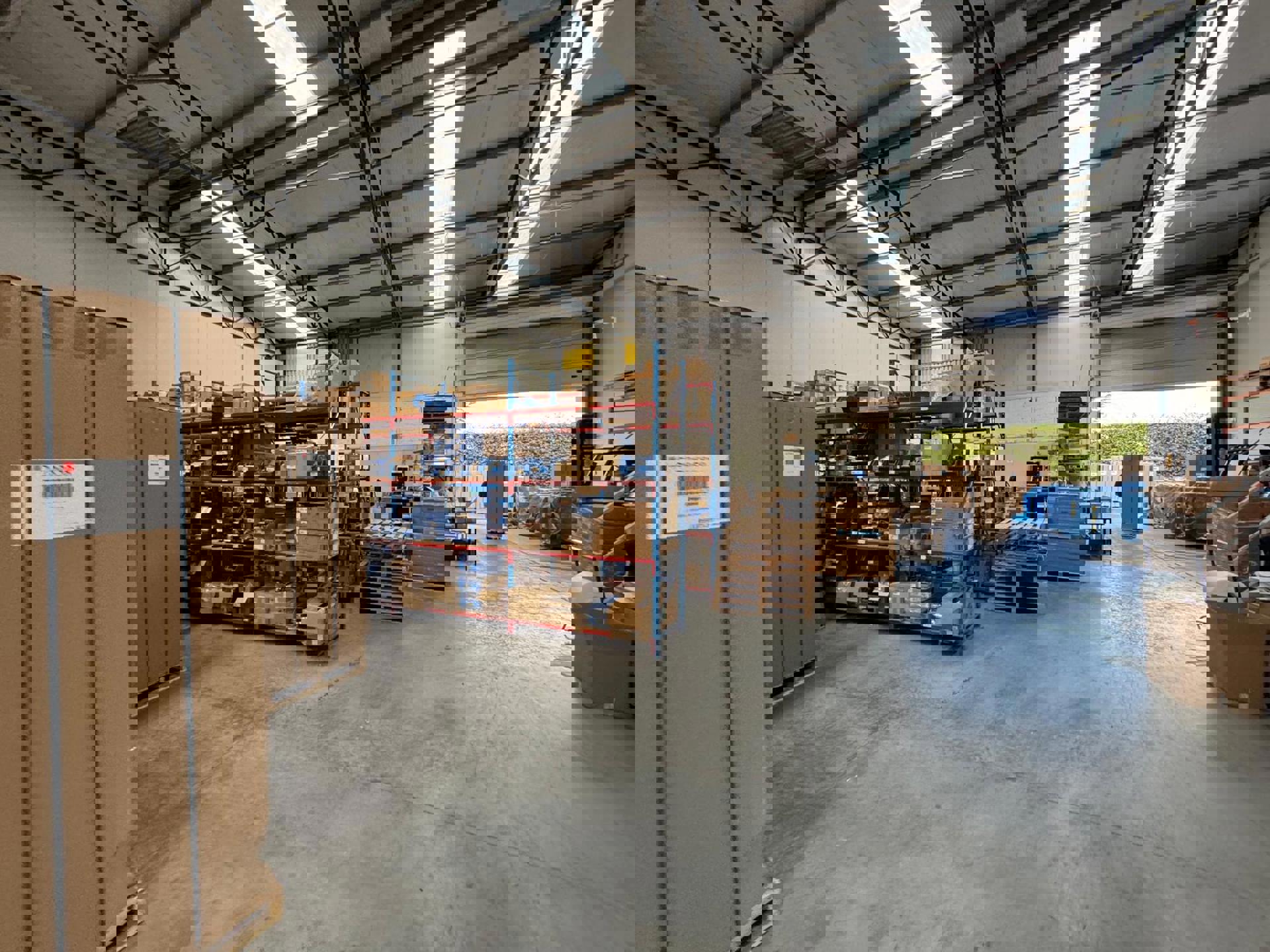 Opslagruimte met kantoren te huur in Erembodegem.  - foto 2