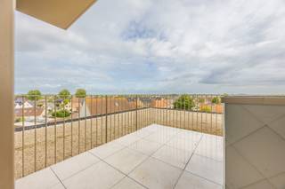 Dit appartement maakt deel uit van het nieuwbouwproject 'Residentie Vue' te Veurne.<br />Alle appartementen hebben een energiezuinig karakter met een E-peil van maximum 30. Ze beschikken onder andere over vloerverwarming, ventilatiesysteem D en worden verwarmd door middel van een geothermische warmtepomp. <br /><br />Het appartement bevindt zich op de tweede verdieping en werd op plan ingedeeld als volgt:<br />Inkom, toilet, berging, lichtrijke leefruimte, noord gericht terras, open keuken, bergruimte, 2 slaapkamers en 1 badkamer. <br /><br />Mogelijkheid tot aankoop van autostaanplaats, afgesloten garage en/of kelderberging in het ondergronds complex. <br /><br />Appartement: 98,39 m²<br />Terras: 8,88 m²