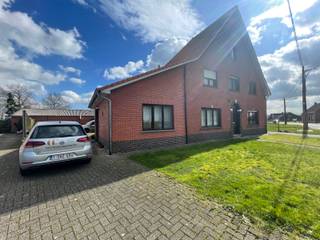 <p><strong>Woning met tuin in Rijkevorsel</strong></p>
<p>Deze woning bevindt zich in Rijkevorsel, nabij het centrum en met een vlotte verbinding naar omliggende gemeenten, en vormt de linkerkant van een tweewoonst. U betreedt de woning via de inkomhal die toegang geeft tot de lichtrijke leefruimte en de keuken. Verder zijn er een praktische kelder, een berging en een gastentoilet aanwezig. De badkamer is uitgerust met een douche. Op de eerste verdieping bevinden zich twee volwaardige slaapkamers. Achter de woning geniet u van een terras en een tuin, ideaal om in alle rust te ontspannen. Bovendien is er een garage achteraan het perceel, wat zorgt voor extra comfort en bergruimte. Een BEZOEK aanvragen kan enkel online via WWW.VASTGOEDPARTNERS.BE</p>