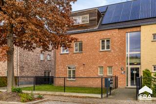 [[ DIT PAND NEEMT DEEL AAN DE ERA OPEN HUIZEN DAG OP 6/12 VAN 9:30 TOT 10:30 ]]
<p>Ontdek dit recent, energiezuinig 1-slaapkamerappartement met zonnige tuin en autostaanplaats. De lichtrijke leefruimte met open, moderne keuken biedt een aangenaam wooncomfort. Teven beschikt het appartement over een private kelderruimte.</p>
<strong>Troeven:</strong>

<ul><li>Recent en energiezuinig</li><li>Kelderruimte</li><li>Autostaanplaats inbegrepen in de prijs</li><li>Gunstige, vlot bereikbare ligging (binnen 10 minuten bij alle faciliteiten)</li><li>E-peil 29 (59 kWh/m²)</li><li>Centrale ligging, nabij winkels, openbaar vervoer en uitvalswegen</li><li>Ventilatietype C</li><li>Lucht-water warmtepomp</li></ul>

<p>Dit appartement is ideaal voor wie op zoek is naar een zorgeloze, duurzame woonoplossing of een waardevaste investering.</p>