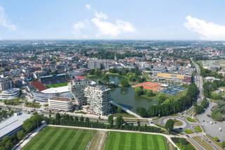Welkom in Residentie Windsor, deel van het prestigieuze project Waterfront, gelegen op een toplocatie aan de Zuidkaai in het bruisende hart van Waregem. Op de 9de verdieping wacht u een uniek en stijlvol afgewerkt appartement met adembenemend verzicht over Waregem en de groene omgeving. Geniet van rust, ruimte en luxe, op wandelafstand van winkels, horeca, openbaar vervoer en recreatiezones langs het water.<br /><br />✨ <u><strong>Exquise afwerking & doordachte indeling</strong></u><br /><br />Dit BEN-gekeurde appartement (E-peil 40) werd tot in de puntjes afgewerkt met hoogwaardige materialen en biedt u alle comfort en esthetiek die u verwacht van modern wonen:<br />📐 Inkomhal met ingemaakte vestiairekasten en gastentoilet<br />🛏️ 2 ruime slaapkamers met op maat gemaakte kasten<br />🛋️ Leefruimte met open keuken, eetplaats en gezellige zithoek<br />🍽️ Volledig uitgeruste designkeuken met kwalitatieve toestellen<br />🛁 Luxe badkamer met ligbad, inloopdouche, dubbel lavabomeubel, toilet en veel bergruimte<br />🧺 Technische berging/wasruimte<br />☀️ Zomerterras met prachtig uitzicht, toegankelijk via grote schuiframen<br />🌳 Massieve parketvloeren, designverlichting en volledig geschilderd interieur<br />💧Waterontharder<br />🅿️ 3 ondergrondse parkeerplaatsen (gelegen naast elkaar, verdieping -2)<br />⚡ Oplaadpunt voor elektrische wagens<br />🚴♂️ 2 privatieve fietsenstaanplaatsen op -1<br /><br />📦 2 privatieve kelderbergingen op -2 VERPLICHT AAN TE KOPEN (7.500,00 euro/berging)<br />🚗 Mogelijkheid tot aankopen van 3 autostaanplaatsen (20.000,00 euro/autostaanplaats)<br /><br />🏡 <u><strong>Waarom dit appartement?</strong></u>
<ul>
<li>Zuidgerichte oriëntatie met volop lichtinval</li>
<li>Uniek uitzicht over de stad en natuur</li>
<li>Residentiële toplocatie aan het water, nabij alle voorzieningen</li>
<li>Instapklaar – volledig afgewerkt en geschilderd</li>
<li>Energiezuinig – conforme BEN-woning (40 kWh/m²/jaar)</li>
</ul>
<br />Grijp deze unieke kans om te wonen in een exclusief appartement op één van de mooiste locaties in Waregem. Interesse? Neem vandaag nog contact op voor een bezoek – en laat u betoveren door dit uitzonderlijke pand! 🏙️✨ Contacteer <strong>Dominique +32 476 77 31 31</strong> voor een afspraak of meer info!<br />