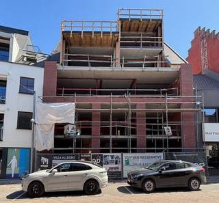 Duplexappartement op de derde en vierde verdieping van een kleinschalig kwalitatief hoogstaand appartementsgebouw.<br />
<p>Villa Allegro is een exclusief nieuwbouwproject gelegen aan de Kortrijkstraat. Hier worden vier uitzonderlijk ruime appartementen en een handelspand gerealiseerd op een toplocatie in het centrum met winkels, horeca, cultuur, sport en openbaar vervoer op wandelafstand.</p>
<p>De appartementen onderscheiden zich door hun royale en doordachte indeling, grote raampartijen die overvloedig natuurlijk licht binnenlaten, en een verfijnde afwerking met uitsluitend hoogwaardige materialen, in harmonie met het luxueuze en kwalitatieve karakter van het gebouw.</p>
<p>De appartementen beantwoorden aan de meest recente energetische normen en zijn uitgerust met vloerverwarming op basis van een individuele warmtepomp en een ventilatiesysteem voor een gezond binnenklimaat.</p>
<p>Achteraan het terrein zijn private garages voorzien, bereikbaar via het Rameplein, evenals fietsenbergingen met een toegang langs de Nieuwstraat.<br /><br /><b>Jouw woonwensen, jouw indeling.</b><br /><span>Kopers krijgen de mogelijkheid om de inrichting en afwerking af te stemmen op hun eigen stijl en behoeften, in samenspraak met de bouwheer.</span><br /><br /><b><u>Villa Allegro bestaat uit volgende entiteiten :</u></b><br /><span>- Gelijkvloers: 275 m² handelsruimte - </span><b>VERKOCHT </b><br /><span>- 1° Verdiep (1.1): 160 m² + 34 m² terrassen – 3 slpk – 2bdk - berging <strong>- VERKOCHT </strong></span><br /><span>- 2° Verdiep (2.1): 160 m² + 28 m² terrassen – 3 slpk – 2 bdk – berging<strong> - VERKOCHT </strong></span><br /><span>- 3° Verdiep (3.1): duplex 116 m² + 11 m² terrassen – 2 slpk – bdk – berging</span><br /><span>- 3° Verdiep (3.2): duplex 121 m² + 23 m² terrassen – 2 slpk – bdk – berging</span><br /><span>- 5 privatieve bergingen </span><br /><span>- Individuele fietsenbergingen</span><br /><span>- 6 garages + 3 autostandplaatsen</span><br /><br /><b>Mogelijkheid tot aankoop aan 6% btw<span> </span></b><span>(i.p.v. 21%), indien u voldoet aan de voorwaarden.</span><br /><span>Meer info hierover op kantoor.</span></p>