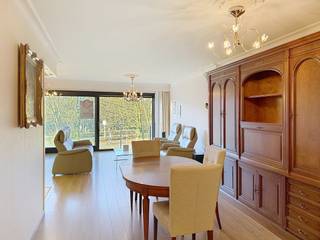 Ontdek dit lichtrijke en instapklare appartement in het centrum van Oostende, met zicht op het Leopoldpark. Gelegen op de tweede verdieping van een goed onderhouden gebouw mét lift, geniet u hier van comfort, ruimte en een unieke ligging in het hartje van Oostende. Dit appartement wordt ongemeubileerd verhuurd.Indeling:- inkomhal- zonovergoten leefruimte met parkzicht- open keuken voorzien van kookplaat, voldoende kastruimte, koelkast, grote vriezer en vaatwas- apart toilet- badkamer met kleine wasmachine (inclusief)- slaapkamer 1 met toegang tot het terras- slaapkamer 2 - kelderbergingMaandelijkse provisie: €75,- syndicusAutostaanplaats in het gebouw: €100,-Bovendien geniet u ook van een gunstig EPC B!Dit appartement in het hartje van Oostende te huur combineert ruimte, licht en comfort met parkzicht. Ideaal voor wie rustig wil wonen op wandelafstand van winkels, openbaar vervoer en de zeedijk.Ben je geïnteresseerd in dit pand te huur in Oostende? Ga naar de website www.dewaele.com, klik op het pand dat je wenst te huren. Via de rode knop "vraag je bezoek aan" vragen we u kort een profiel in te vullen. Daarna nemen we contact op voor een bezoek. Telefonisch kunnen er geen afspraken gemaakt worden.