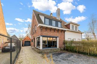 Deze verzorgde halfopen bebouwing is ideaal gelegen tussen Wevelgem en Menen en is volledig instapklaar.De woning beschikt over een oprit met recente...