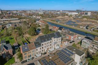 Ontdek jouw nieuwe thuis in Project ADAM in Mechelen. Dit kleinschalige nieuwbouwproject bestaat uit 11 moderne woningen op een uitstekende locatie aan de zuidrand van de stad, nabij de vaart. De woningen combineren een TOPlocatie met hedendaagse architectuur, energiezuinig wonen en een praktische indeling.<br /><br />Binnen het project bieden we vandaag nog twee ruime stapelwoningen aan. Deze woningen beschikken over 3 slaapkamers en zijn ontworpen met aandacht voor licht, ruimte en wooncomfort. Dankzij de doordachte indeling geniet je van ruime leefzones, een privéterras en toegang tot een mooi aangelegde gemeenschappelijke tuin. Ideaal voor wie rustig wil wonen met voldoende buitenruimte.<br /><br />De woningen voldoen aan strenge BEN-normen, wat zorgt voor een uitstekende isolatie en een laag energieverbruik. Dat betekent niet alleen meer wooncomfort, maar ook een duurzame investering op lange termijn.<br /><br />Een extra troef: de twee beschikbare stapelwoningen zijn deze lente instapklaar. Je kan dus binnenkort al verhuizen naar een nieuwbouwwoning zonder lange wachttijd.<br /><br />Project ADAM ligt op een strategische locatie aan de zuidrand van Mechelen, met vlotte verbindingen naar Brussel, Antwerpen en Leuven. Winkels, scholen en andere voorzieningen bevinden zich in de nabije omgeving, wat het dagelijkse leven bijzonder praktisch maakt.<br /><br />Daarnaast geniet je als koper van fiscale voordelen, zoals registratierechten op het grondaandeel en mogelijk 6% btw op de constructiewaarde (onder voorwaarden).<br /><br />Wil je meer weten over deze instapklare stapelwoningen in Project ADAM? <br />Neem gerust contact op met onze nieuwbouwspecialist. We informeren je graag en bekijken samen of deze woningen aansluiten bij jouw woonplannen.