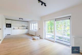 Ga naar www.makelaarshuys.be, te huur, klik op het pand en schrijf u in voor de bezoekdag op zaterdag 25/10/2025.<br /><br />Dit prachtig 3 slaapkamerappartement ( 116m²) met terras gelegen in de geliefde Patijntjestraat te Gent is onlangs gerenoveerd in 2025 en voldoet aan alle vereisten voor een comfortabel en modern verblijf. Gelegen in het hart van de stad, biedt dit appartement een geweldige uitvalsbasis. <br /><br />Het appartement beschikt over alle nodige voorzieningen, waaronder een volledig uitgeruste open keuken, een ruime woonkamer voor eethoek en zithoek, 3 comfortabele slaapkamers en een moderne badkamer met dubbele wastafel, inloopdouche, een apart , toilet, een extra wasberging en opbergruimte. <br /><br />De renovatie heeft gezorgd voor een frisse en eigentijdse uitstraling, met smaakvolle inrichting en hoogwaardige afwerkingen. <br />Er is ook een fietsenberging met code klavier.<br /><br />Cv op aardgas: radiatoren <br />Gunstig epc :82A<br /><br /><br />Dankzij de gunstige ligging zijn alle populaire bezienswaardigheden, restaurants, winkels, scholen openbaar vervoer,... vlot te bereiken, tevens vlotte verbindingen. <br /><br />Mogelijkheid tot het huren van een garageplaats(en) 115€/maand. <br /><br />Meer info : sofie@makelaarshuys.be 0468 24 65 84