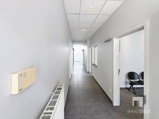 <p><span>Dit handelspand van 224m2 heeft volgende troeven:</span></p><p><span> </span></p><p><span>+ Ideaal gelegen in het centrum van Tessenderlo</span></p><p><span>+ Opgedeeld in vijf kabinetten en twee opslagruimtes</span></p><p><span>+ Ingericht onthaal en wachtruimte</span></p><p><span>+ Geïnstalleerde keuken</span></p><p><span>+ Meerdere aparte toiletten</span></p><p><span>+ Twee privé autostaanplaatsen</span></p><p><span>+ Voldoende parkeergelegenheid (gemeentelijke parking tegenover)</span></p><p><span> </span></p><p><span>Ideaal voor kantoor - advocaten, kinesist, boekhouders...</span></p><p><span> </span></p><p><span>Wenst u dit handelspand te bezoeken?</span></p><p><span>Vraag dan zeker uw bezoek aan op </span><span>013 31 25 22</span><span> of </span><span>jeroen@immodiest.be</span></p>